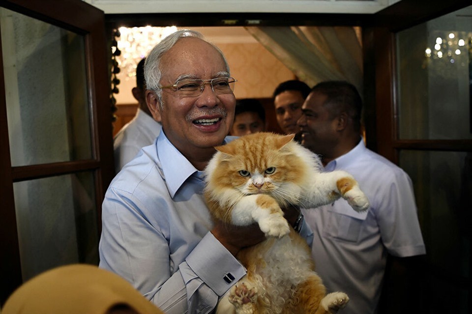 thu-tuong-malaysia-najib-razak-chup-anh-voi-chu-meo-kiki-1640479390.jpg