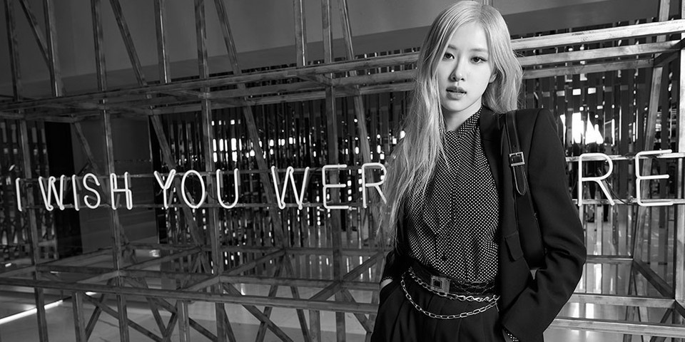 https-hypebeastcom-wp-content-blogsdir-6-files-2021-05-saint-laurent-seoul-first-flagship-opening-rose-blackpink-tw-1640978474.jpg