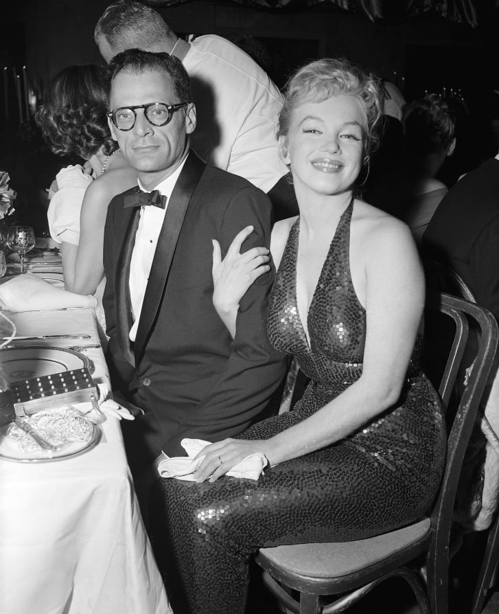 lux-nu-dien-vien-marilyn-monroe-va-nha-viet-kich-arthur-miller-tai-paris-ball-monroe-song-o-waldorf-astoria-mot-nam-vao-nam-1955-anh-bettmann-archive-getty-images-1641448877.jpg