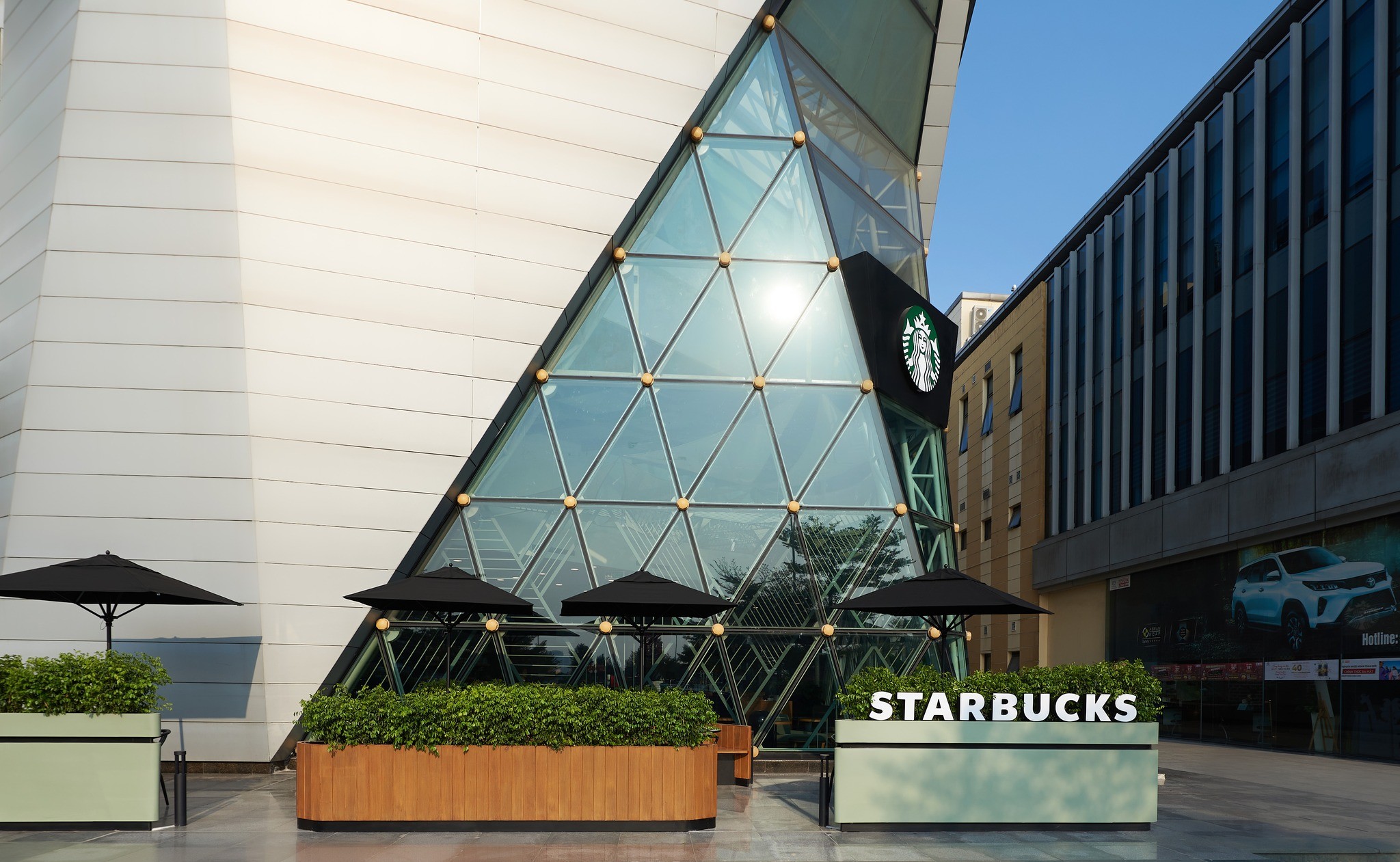 lux-starbuck-viet-nam-01-1641433124.jpg