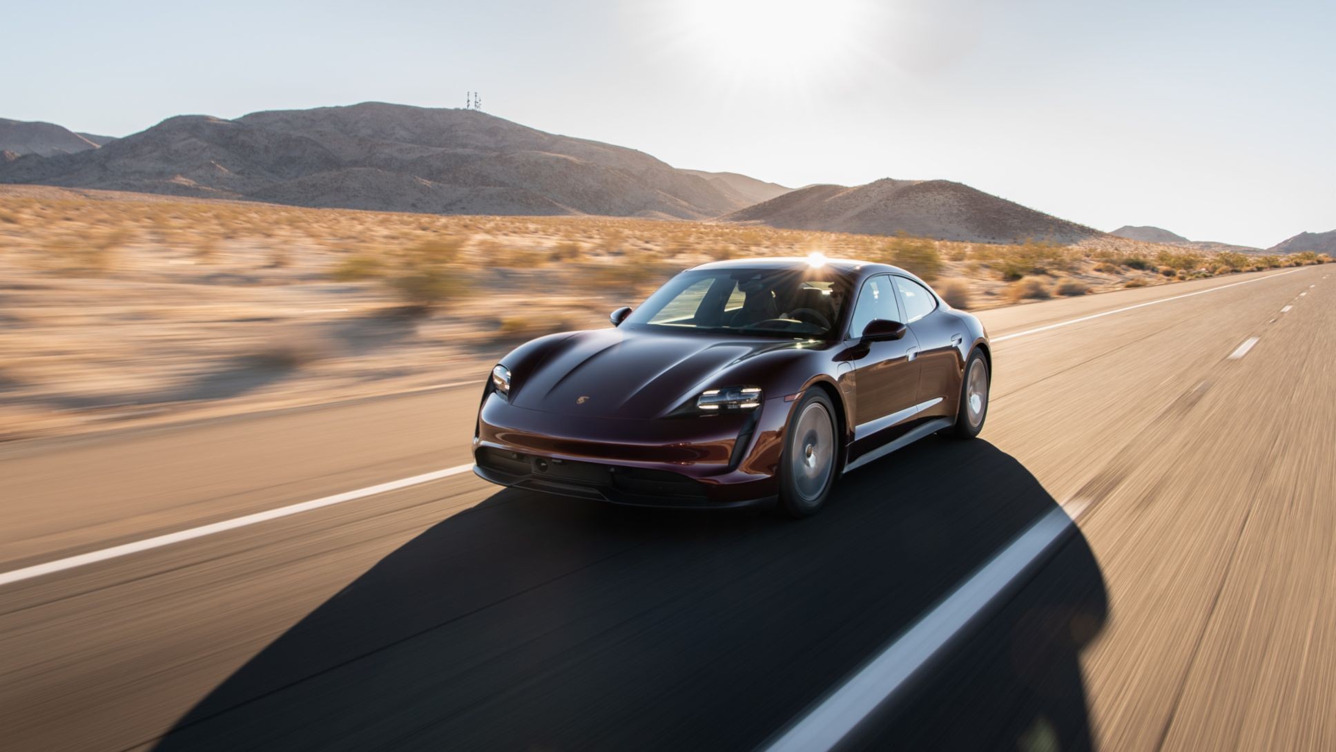 xe-sang-porsche-taycan-pha-vo-ky-luc-sac-nhanh-the-gioi-voi-chua-day-25h-1-1643820834.jpeg