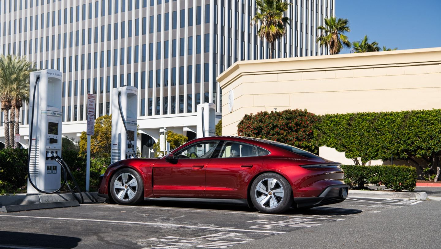 xe-sang-porsche-taycan-pha-vo-ky-luc-sac-nhanh-the-gioi-voi-chua-day-25h-3-1643820834.jpeg