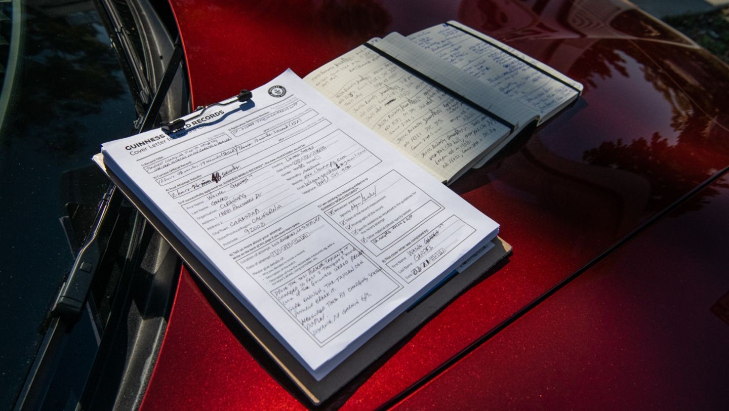 xe-sang-porsche-taycan-pha-vo-ky-luc-sac-nhanh-the-gioi-voi-chua-day-25h-5-1643820834.jpeg