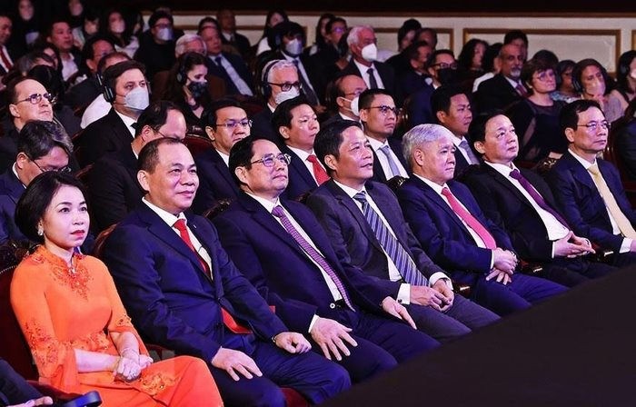 ong-pham-nhat-vuong-va-ba-pham-thu-huong-vo-ong-vuong-3-1646326180.jpeg