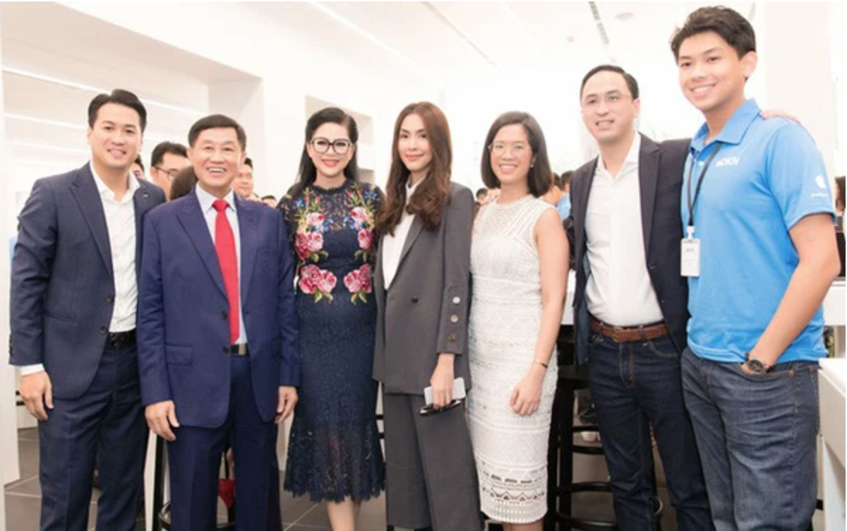 gia-dinh-johnathan-hanh-nguyen-1649077580.png