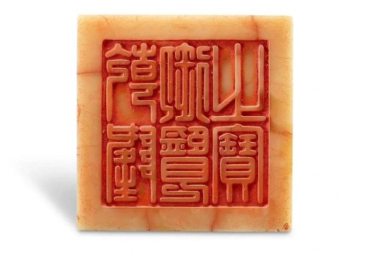 can-canh-chiec-an-bao-vat-cua-vua-can-long-duoc-dau-gia-195-trieu-usd-1-1652073431.jpeg