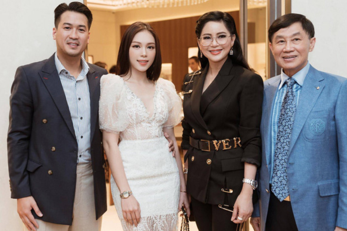 chua-chinh-thuc-buoc-chan-vao-gia-toc-johnathan-hot-girl-linh-rin-da-duoc-trao-vi-tri-giam-doc-thuong-mai-cua-tap-doan-vua-hang-hieu-3-1653387793.png