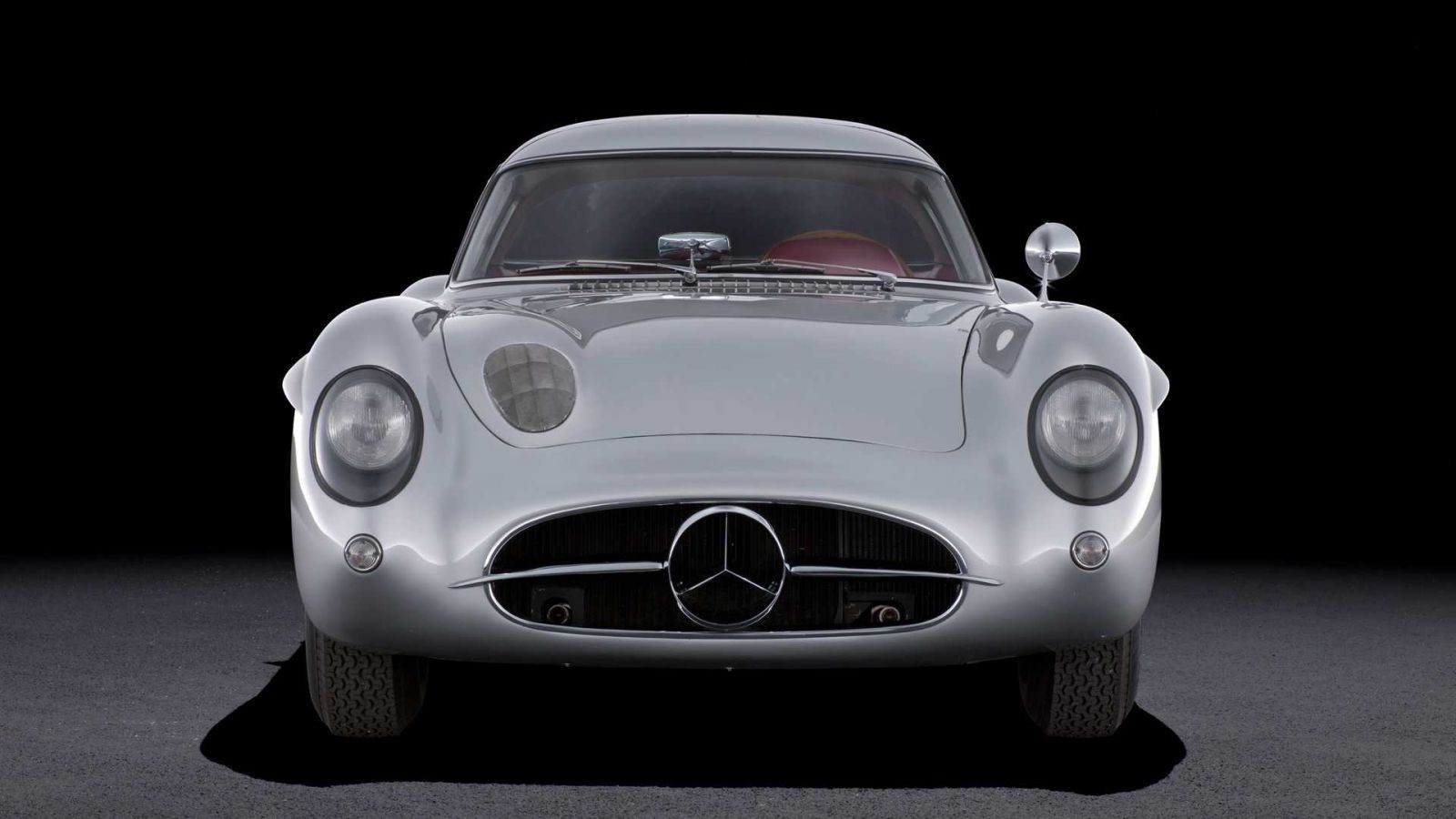 mercedes-benz-300-slr-uhlenhaut-coupe-doi-1955-duoc-ban-gia-ky-luc-142-trieu-usd-nang-mona-lisa-cua-nhung-chiec-xe-hoi-da-co-chu-moi-1-1653546127.jpeg