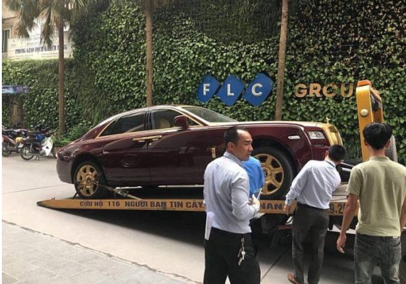 so-phan-sieu-xe-rolls-royce-ghost-ma-vang-doc-ban-cua-trinh-van-quyet-sau-khi-bi-gan-no-1-1663248176.png