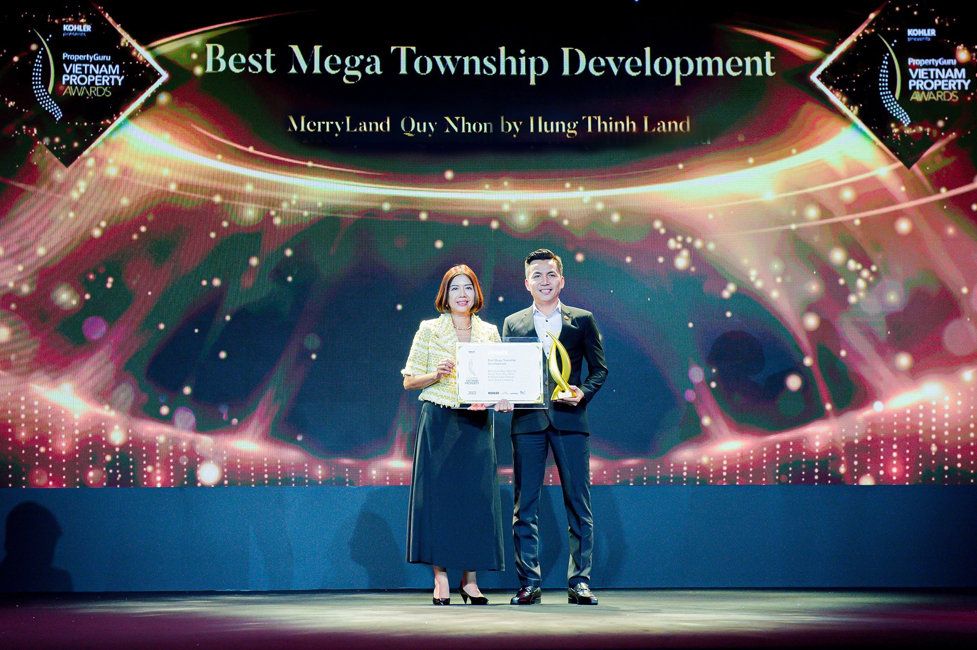 ong-dang-van-vu-duy-dai-dien-tap-doan-hung-thinh-nhan-giai-best-mega-township-development-phat-trien-sieu-do-thi-tot-nhat-danh-cho-merryland-quy-nhon-1666663887.jpg