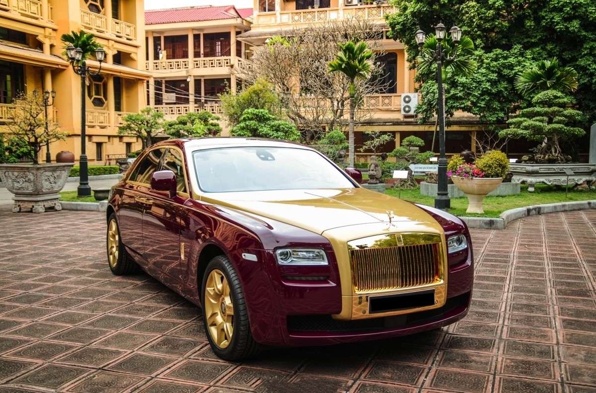 rolls-royce-ghost-ma-vang-cua-trinh-van-quyet-giam-gia-300-trieu-con-97-ty-dong-2-1667186912.jpeg