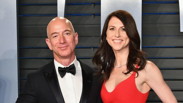 jeff-bezos-and-wife-1668878954.jpg