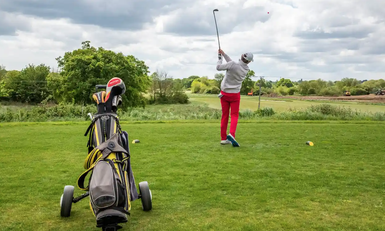 golf-chua-bao-gio-la-bieu-tuong-cua-su-tinh-hoa-nhung-1670839617.png
