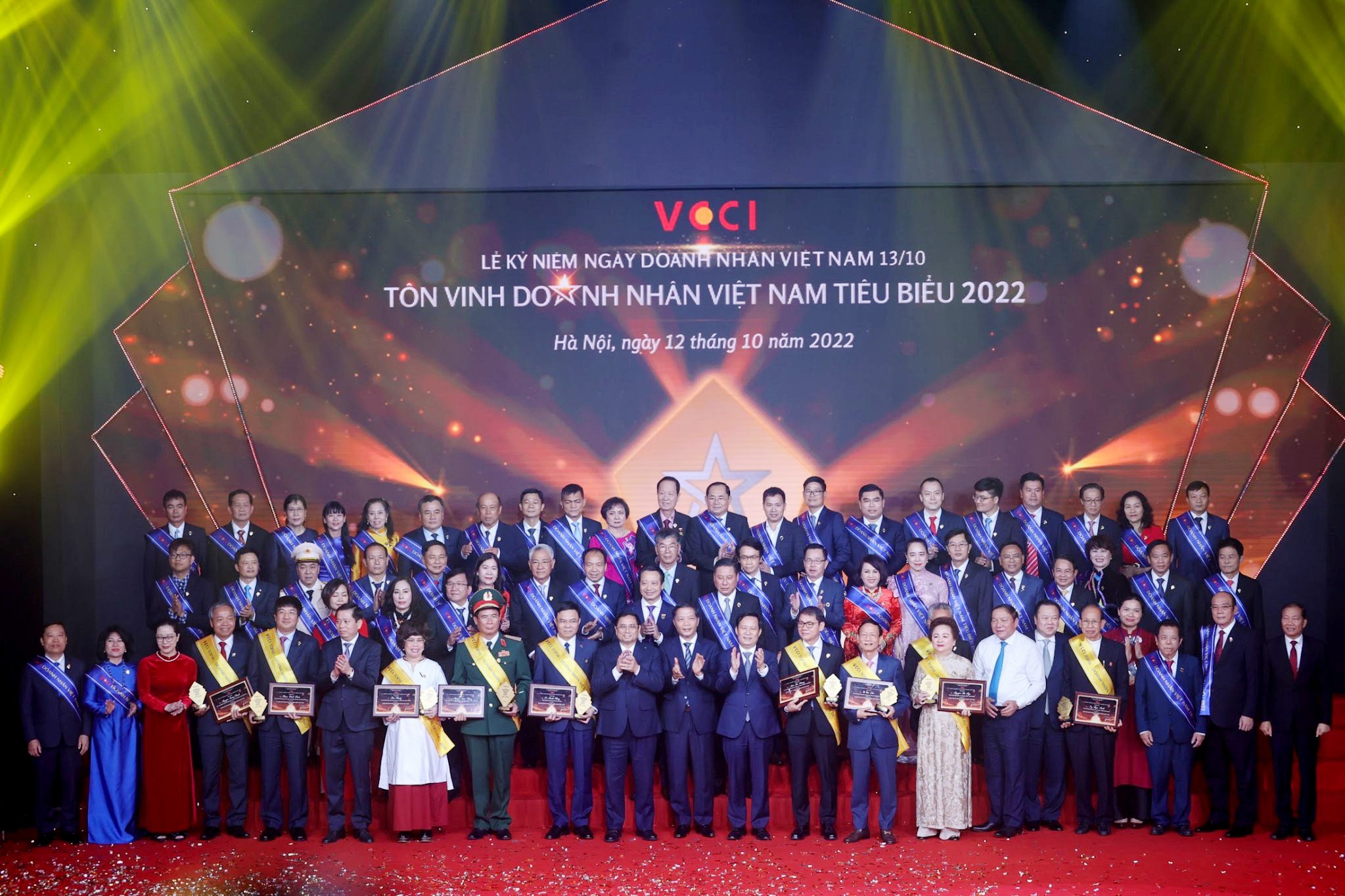 chu-tich-hdqt-thaco-tran-ba-duong-duoc-vinh-danh-top-10-doanh-nhan-viet-nam-tieu-bieu-nam-2022-1689927195.jpeg