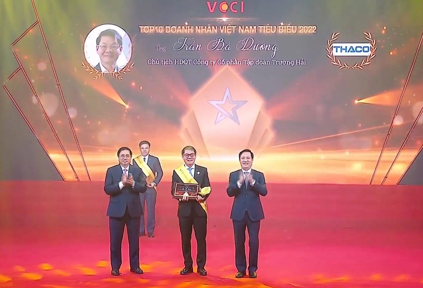 chu-tich-hdqt-thaco-tran-ba-duong-duoc-vinh-danh-top-10-doanh-nhan-viet-nam-tieu-bieu-nam-2022-2-1689927194.jpeg