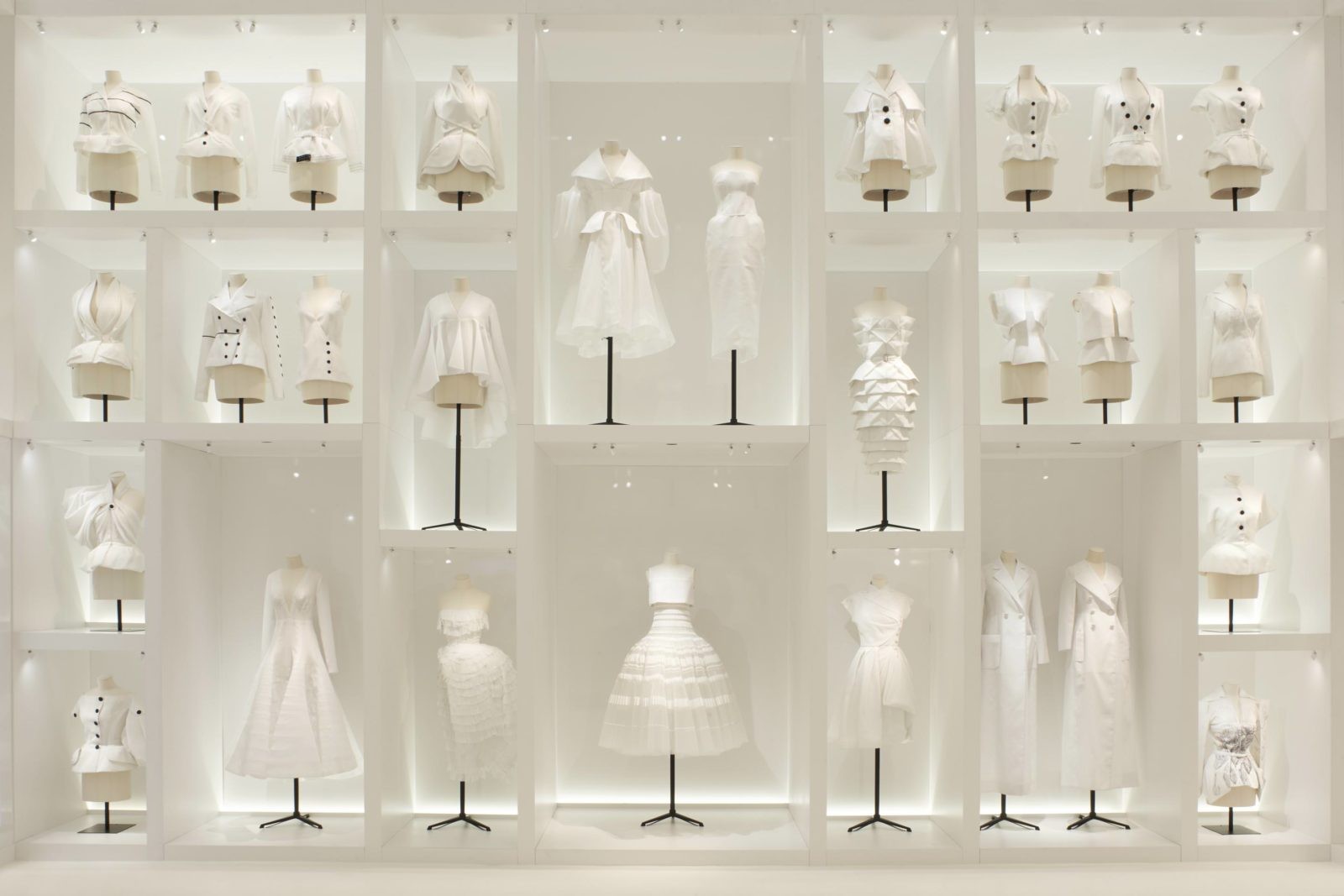 christian-dior-designer-of-dreams-scenography-6-adrien-dirand-1600x1067-1648467874.jpeg