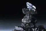 Đều làm từ carbon: điều gì tạo nên sự khác nhau giữa kim cương và than?