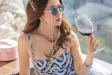 Sống trong "lâu đài" 800 tỷ đồng nhưng nữ đại gia gốc Việt vẫn phải vào bếp nấu cơm, tự mình chăm con