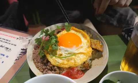 Món ăn trong ngõ hẹp Hà Nội khiến khách Tây mê mẩn, khen đáng thử ngày mưa