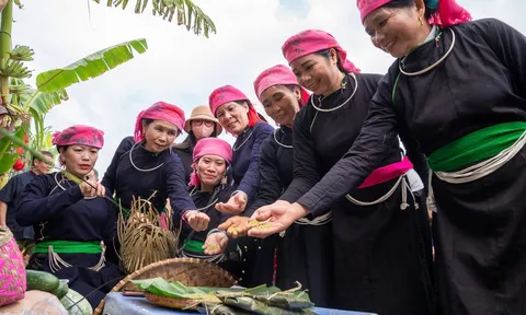 “Cháy hàng” cốm trong Lễ hội Cốm