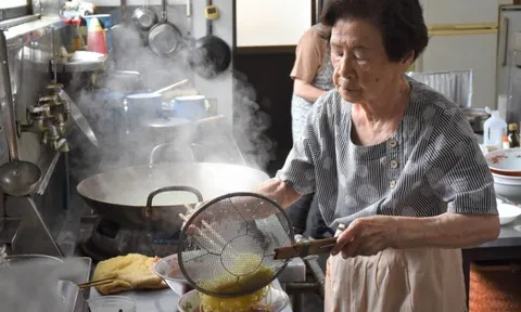 Bữa sáng giản dị của cụ bà ở Nhật 102 tuổi vẫn bán mì hằng ngày
