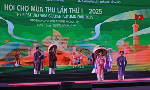 Du khách hào hứng trải nghiệm các sản phẩm du lịch, văn hóa tại Hội chợ mùa Thu 2025