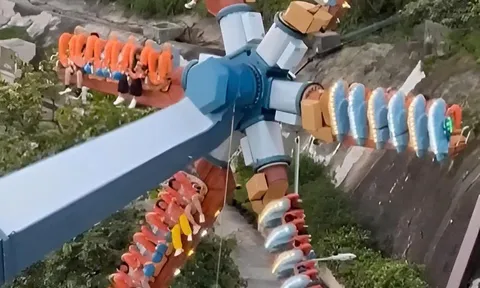 Hong Kong: Trò chơi cảm giác mạnh gặp sự cố, 15 người kẹt giữa không trung