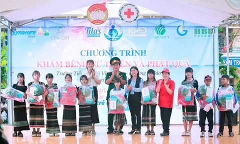 Bệnh viện Nhi Đồng 1 phối hợp mạnh thường quân tổ chức khám bệnh, trao quà cho trẻ em Lâm Đồng.