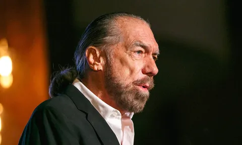 John Paul DeJoria, từ kẻ vô gia cư đến ông hoàng rượu tequila với thương hiệu Patrón trị giá hơn 124.000 tỷ VND.