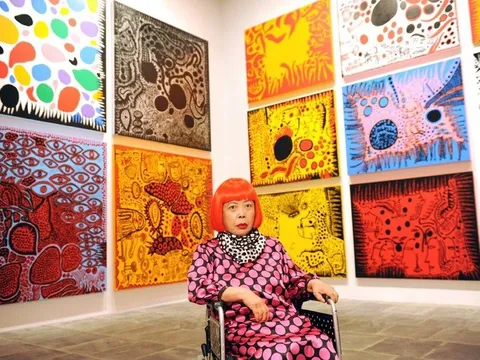Câu chuyện về "nữ hoàng chấm bi" siêu giàu sống trong trại tâm thần
