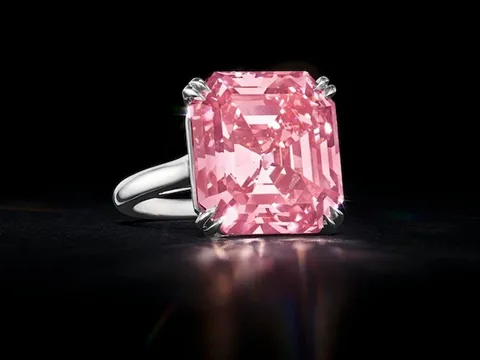 Cận cảnh viên kim cương hồng Fancy Vivid được Nhà đấu giá Christie’s dự đoán bán đi với giá 35 triệu USD
