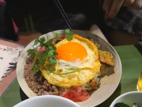 Món ăn trong ngõ hẹp Hà Nội khiến khách Tây mê mẩn, khen đáng thử ngày mưa