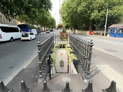Khách sạn xa xỉ chỉ có 2 phòng dưới lòng đất, từng là... nhà vệ sinh công cộng