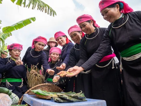 “Cháy hàng” cốm trong Lễ hội Cốm