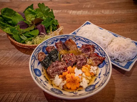 Vợ chồng Việt - Mỹ bán bún chả, phở chiên phồng, lọt top 50 quán tốt nhất Mỹ