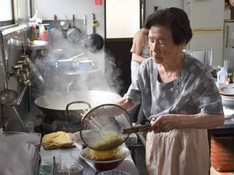 Bữa sáng giản dị của cụ bà ở Nhật 102 tuổi vẫn bán mì hằng ngày