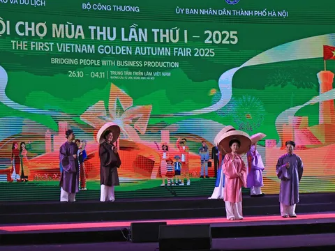 Du khách hào hứng trải nghiệm các sản phẩm du lịch, văn hóa tại Hội chợ mùa Thu 2025