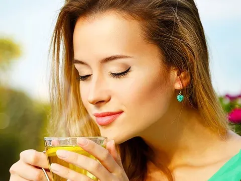 Uống mật ong chanh gừng vào buổi sáng hay buổi tối có lợi hơn?