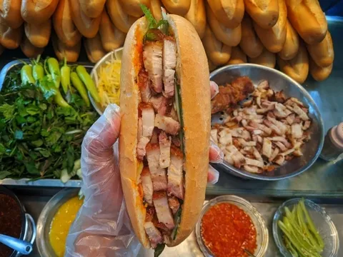 Bánh mì heo quay đứng đầu danh sách 100 món ngon nhất Việt Nam