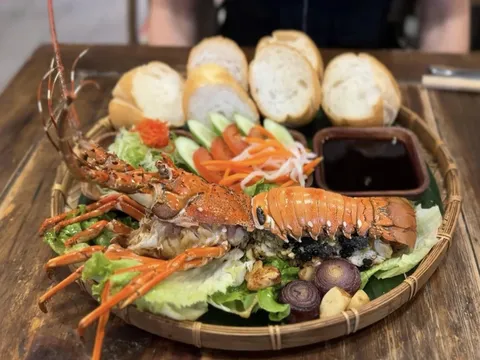 Khách Tây ăn bánh mì từ 24.000 đồng đến hơn 1 triệu ở TPHCM, nhận xét bất ngờ