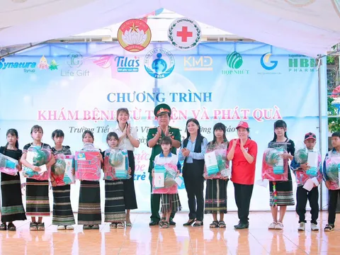 Bệnh viện Nhi Đồng 1 phối hợp mạnh thường quân tổ chức khám bệnh, trao quà cho trẻ em Lâm Đồng.