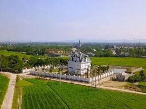 Cả đời bán rau, làm nông, cụ bà Hà Tĩnh 78 tuổi xây biệt thự 5.000 m2 kiến trúc châu Âu khiến người dân choáng váng