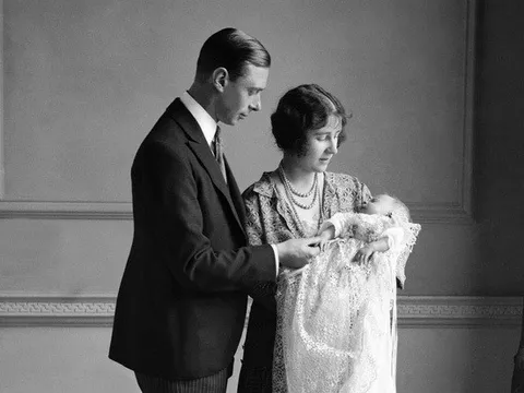 Cuộc đời lẫy lừng của Nữ hoàng Elizabeth II - vị quân vương trị vì 70 năm đã trở thành biểu tượng nước Anh