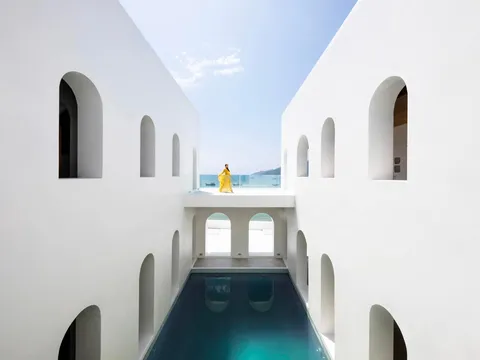 Biệt thự trắng đồ sộ bên bờ biển của vợ chồng chân dài Phan Như Thảo và doanh nhân Đức An
