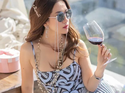 Sống trong "lâu đài" 800 tỷ đồng nhưng nữ đại gia gốc Việt vẫn phải vào bếp nấu cơm, tự mình chăm con