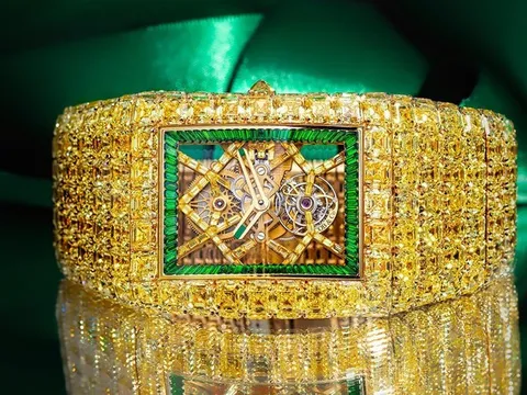 Chiếc đồng hồ "tỷ phú" có giá ngang ngửa 5 xe Bugatti, đính gần 500 viên kim cương, dành 3,5 năm chỉ để tìm một vật liệu