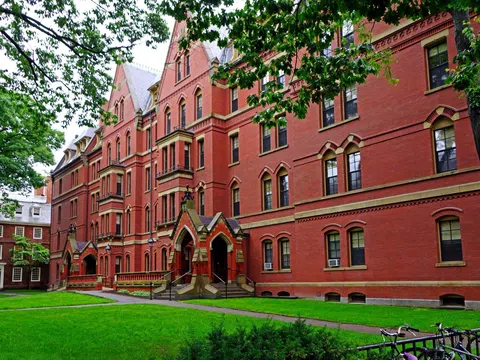 Làm thế nào mà Đại học Harvard tạo ra nguồn thu nhập dồi dào, vượt xa 120 nền kinh tế trên thế giới?