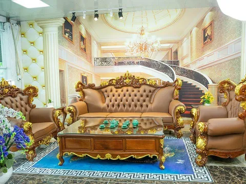 Mang cả lượng vàng ‘đắp’ lên bộ bàn ghế, ‘đại gia’ Hà Nội báo giá hơn nửa tỷ đồng