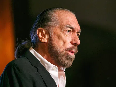 John Paul DeJoria, từ kẻ vô gia cư đến ông hoàng rượu tequila với thương hiệu Patrón trị giá hơn 124.000 tỷ VND.