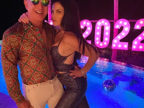 Tỷ phú Jeff Bezos và người tình nhiều lần khiến dư luận "nóng mắt" với những màn thể hiện tình cảm trong tiệc năm mới 2022, nhiều ý kiến chỉ trích vì một câu nói
